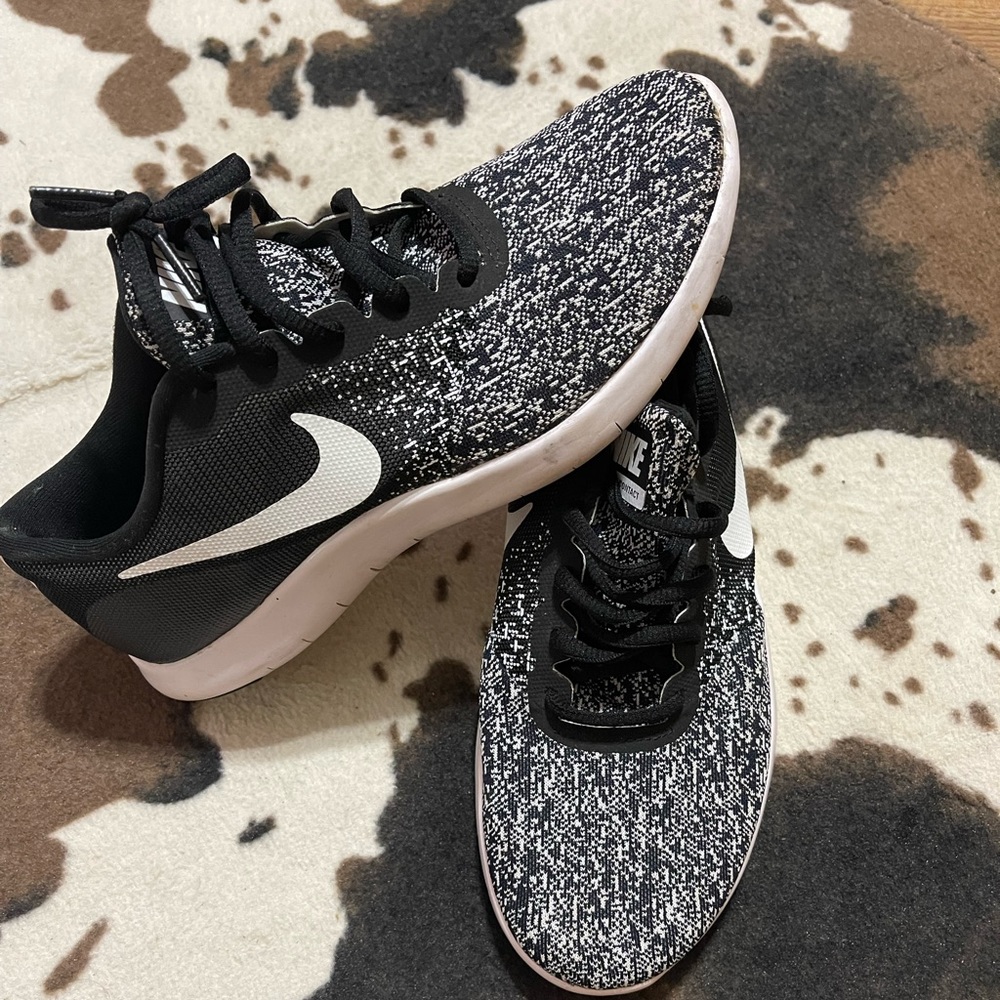 Women’s Nike tennis shoes